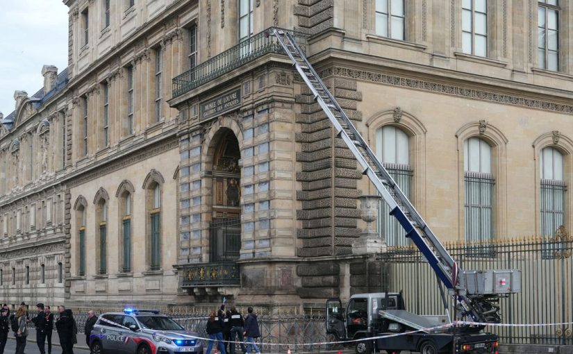 Cambriolage au Louvre: Coup du siècle ou message politique?