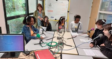 Les élèves de la MLDS avec leurs professeurs dans le studio d'enregistrement de Raydio