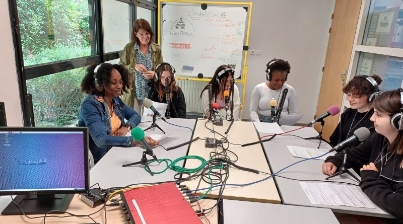 Les élèves de la MLDS avec leurs professeurs dans le studio d'enregistrement de Raydio